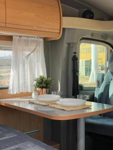 a table in an rv with two plates on it at Alojamiento dondequiera I in Breña Baja