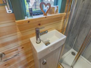 a bathroom with a sink and a shower at Cater Tober Haven in Dunnet
