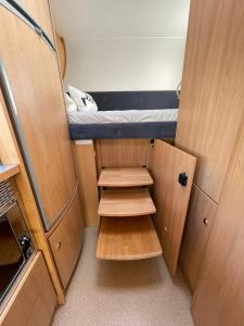 ブレーニャ・バハにあるAlojamiento dondequiera Iのトレーラー内の二段ベッドが備わる小さな客室です。