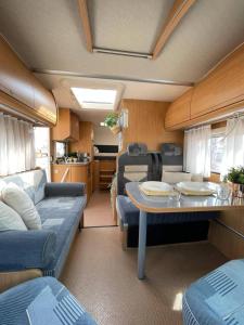 a living room with a table in an rv at Alojamiento dondequiera I in Breña Baja