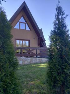 ein Haus mit einem großen Fenster an der Seite in der Unterkunft Mountain House Tadić 3 in Bajina Bašta