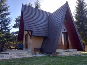 ein kleines Haus mit einem Gameradach in der Unterkunft Mountain House Tadić 3 in Bajina Bašta + 26 Fotos
