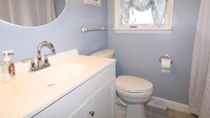 un bagno con lavandino, WC e specchio di Bay Escape a North Cape May Altre 24 foto
