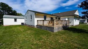 una casa con un ampio ponte su un cortile di Bay Escape a North Cape May