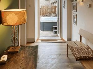 ein Wohnzimmer mit einem Tisch und einer Lampe in der Unterkunft Kielder Cottage Spa - E3533 in Kielder