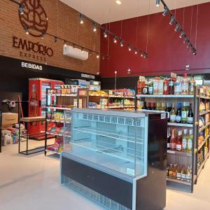 ein Geschäft mit einer großen Vitrine in einem Lebensmittelgeschäft in der Unterkunft Villa sol e mar, seu refúgio em Muro Alto in Ipojuca