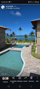 ein Bild eines Swimmingpools mit dem Ozean im Hintergrund in der Unterkunft Villa sol e mar, seu refúgio em Muro Alto in Ipojuca