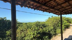 una vista desde el porche de una casa con árboles en Mar e Sol, en Coroa Vermelha 7 fotos más