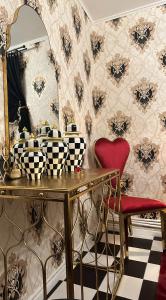 ブライラにあるWanderland by Eden Luxuryのテーブルと赤い椅子のある更衣室 +36枚の写真