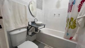 Un baño con inodoro, bañera y lavabo. en Excelente perto do Aeroporto e Metro e 3 km das Praias, en Río de Janeiro