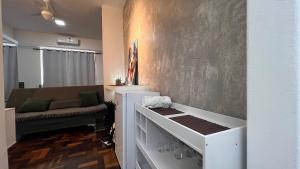 una sala de estar con un sofá y una mesa en Excelente perto do Aeroporto e Metro e 3 km das Praias, en Río de Janeiro 15 fotos más