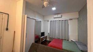 Un dormitorio con una cama y un ventilador de techo. en Excelente perto do Aeroporto e Metro e 3 km das Praias, en Río de Janeiro