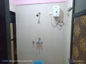 Koupelna v ubytování Private Room At Pushpanjali Residency Phase 2 Ghodbunder Road Ovale Thane West