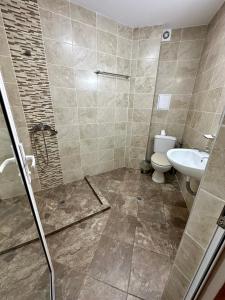 ein Badezimmer mit Dusche, Toilette und Waschbecken in der Unterkunft Julia rooms in Sofia