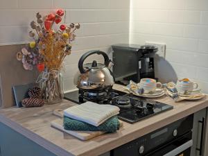 DishforthにあるRaygill Shepherds Hutのキッチン(コンロ、お茶セット付) +16枚の写真