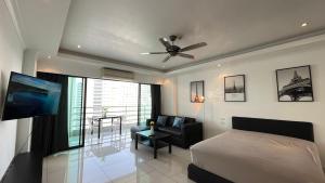 TV a/nebo společenská místnost v ubytování Beautiful sea view cozy condo