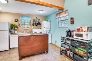 Kuchyň nebo kuchyňský kout v ubytování Lake Texoma Cabin - 1 Mi to Park and Boat Ramp! + 17 fotografií