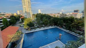 Bazén v ubytování Beautiful sea view cozy condo nebo v jeho okolí