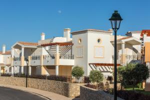 una casa con una luz de la calle delante de ella en NAU Salema Beach Village, en Salema