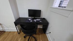 Μια τηλεόραση ή/και κέντρο ψυχαγωγίας στο Quiet cheerful condo in the heart of OTR!