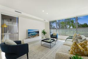 Χώρος καθιστικού στο Lakeside Golf Views Gledswood Hills & Camden & Campbelltown