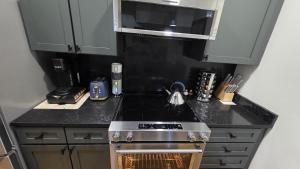 Η κουζίνα ή μικρή κουζίνα στο Quiet cheerful condo in the heart of OTR!