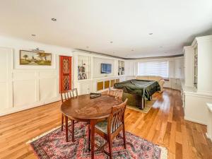 Una sala de estar con una mesa y una cama. en Winthorp, en Ivychurch