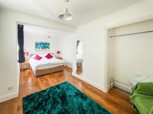 1 dormitorio con cama y alfombra verde en Winthorp, en Ivychurch 16 fotos más