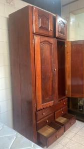 een grote houten kast in een keuken bij Casa da Mãe Maria in Belém