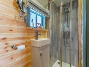 a bathroom with a sink and a shower at Cater Tober Haven in Dunnet