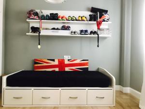 a bedroom with a bed and shelves with shoes at Cuco in Requena