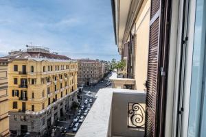 una finestra con vista su una strada della città di Mare Luxury a Napoli