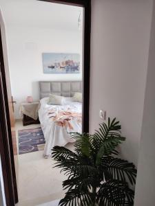 espejo en un dormitorio con cama en Résidence soltana Bizerte Vue sur mer, en Dar el Koudia