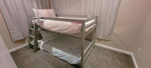 Postel nebo postele na pokoji v ubytování Central Blenheim Character Bach - Kitchen, Laundry, BBQ