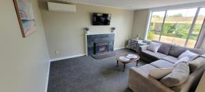 Posezení v ubytování Central Blenheim Character Bach - Kitchen, Laundry, BBQ + 20 fotografií