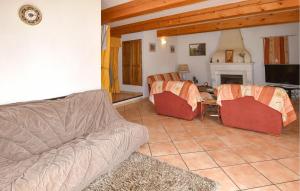 Una sala de estar con un sofá y una chimenea. en Pet Friendly Home In Gargas With Wifi, en Gargas