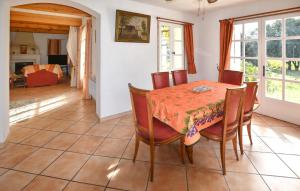 Un comedor con mesa y sillas en Pet Friendly Home In Gargas With Wifi, en Gargas