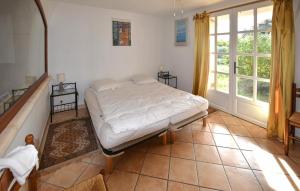 Un dormitorio con una cama y una ventana grande en Pet Friendly Home In Gargas With Wifi, en Gargas
