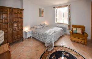 Un dormitorio con una cama, una silla y una ventana en Pet Friendly Home In Gargas With Wifi, en Gargas 16 fotos más