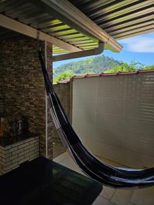 eine Hängematte, die von einer Ziegelwand in einer Terrasse hängt in der Unterkunft Casa de temporada - PISCINA, FOGÃO A LENHA E CHURRASQUEIRA in Lindóia