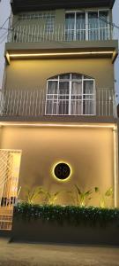 a yellow house with a balcony and a window at Suíte Luxo na Casa 68 in Belém