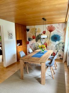 a dining room with a wooden table and chairs at FeWo Linneweber in Willingen