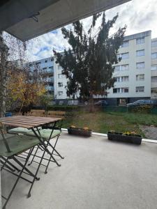 a picnic table and chairs in front of a building at BasilStay Studiowohnung in Basel