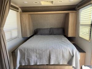 Postel nebo postele na pokoji v ubytování Linda Traila para 4 Spa Patio Comfort Total