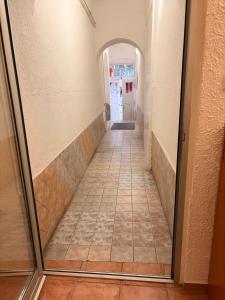 pasillo con suelo de baldosa y arco en Elegant, en Zrenjanin