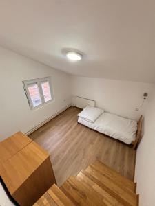 Φωτογραφία από το άλμπουμ του Elegant στο Ζρένιανιν