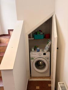 a washer and dryer in a small room at Elegant in Zrenjanin