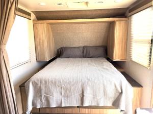 En eller flere senge i et værelse på Linda Traila para 4 Spa Patio Comfort Total