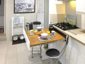 ウエストワード・ホーにあるPoint Breakのキッチン(テーブル、コンロ付) +18枚の写真