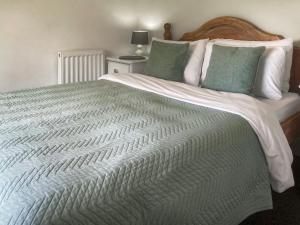 Postel nebo postele na pokoji v ubytování Ty Newydd